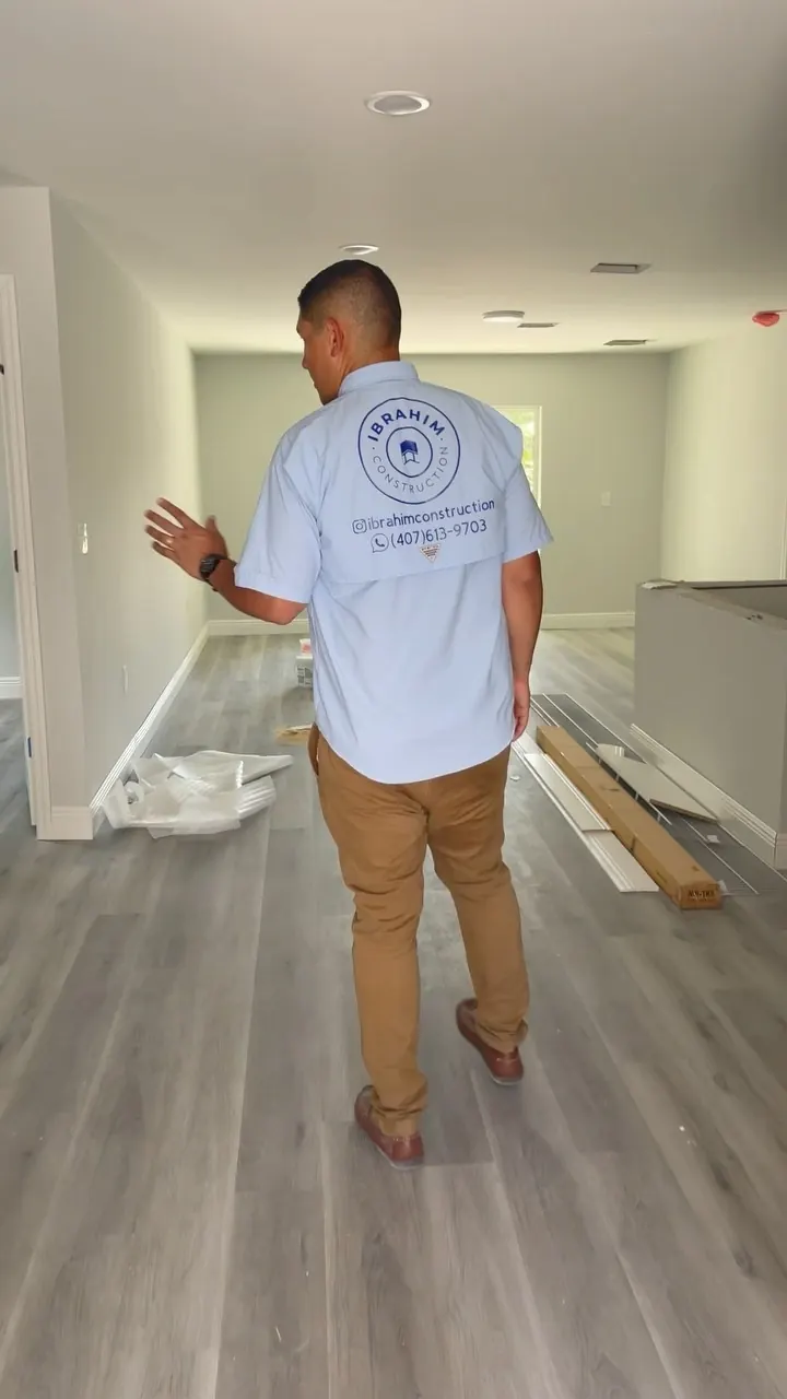 Equipo de Ibrahim Construction trabajando en remodelación residencial